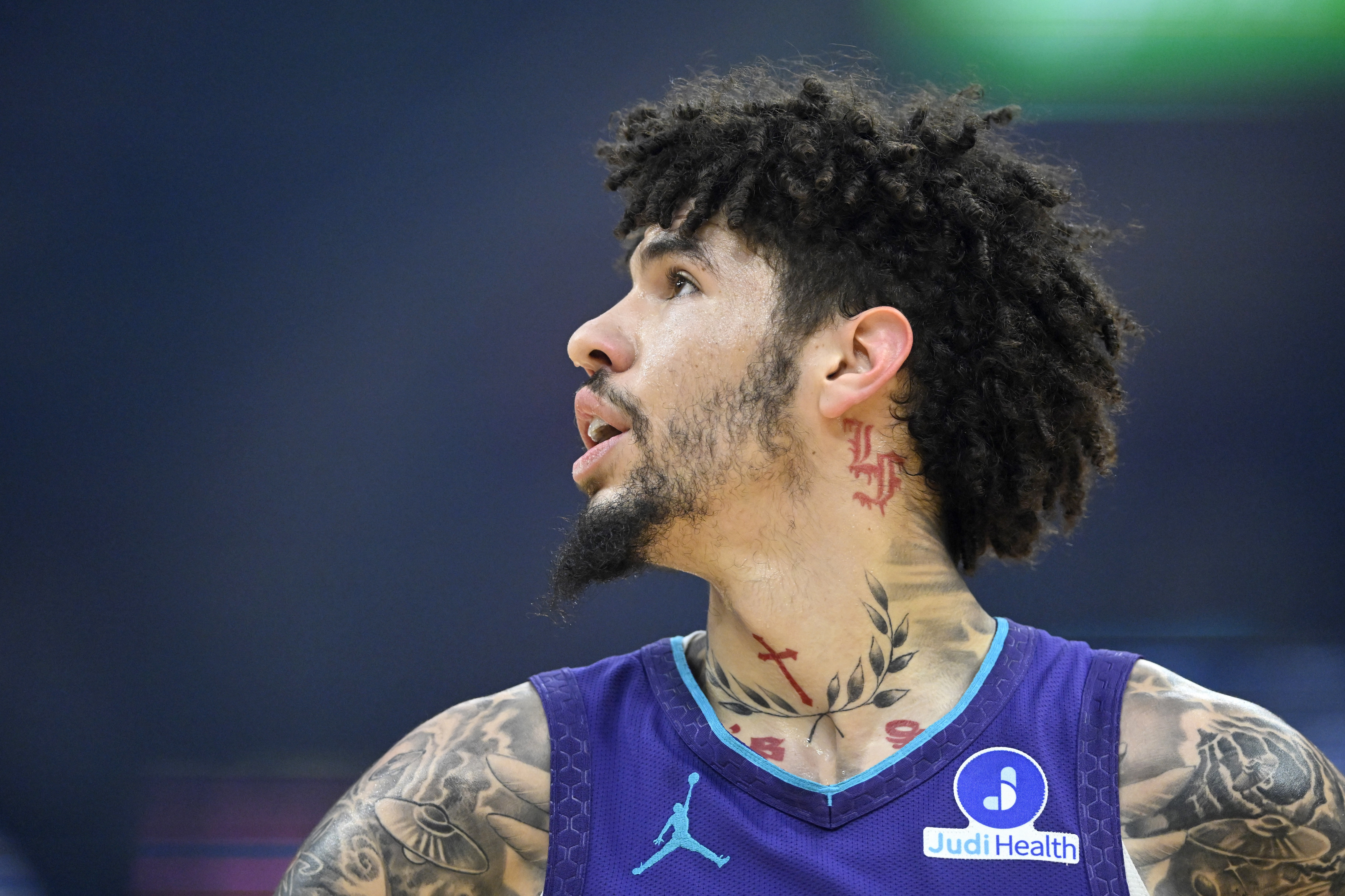 白送球权！拉梅洛·鲍尔后场送长传 离谱将球扔出界了