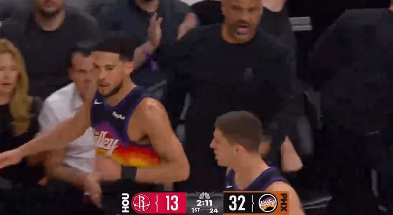 开云官方网-太阳神！布克迎着伊森打成2+1，首节得分上双&amp;amp;领先火箭20分